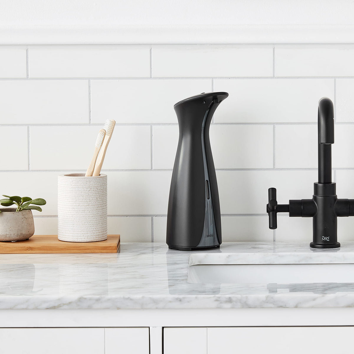 Umbra Otto Automatic Soap Dispenser Touchless, Hands Free Pump for Kitchen or Bathroom, 8.5 oz, Black