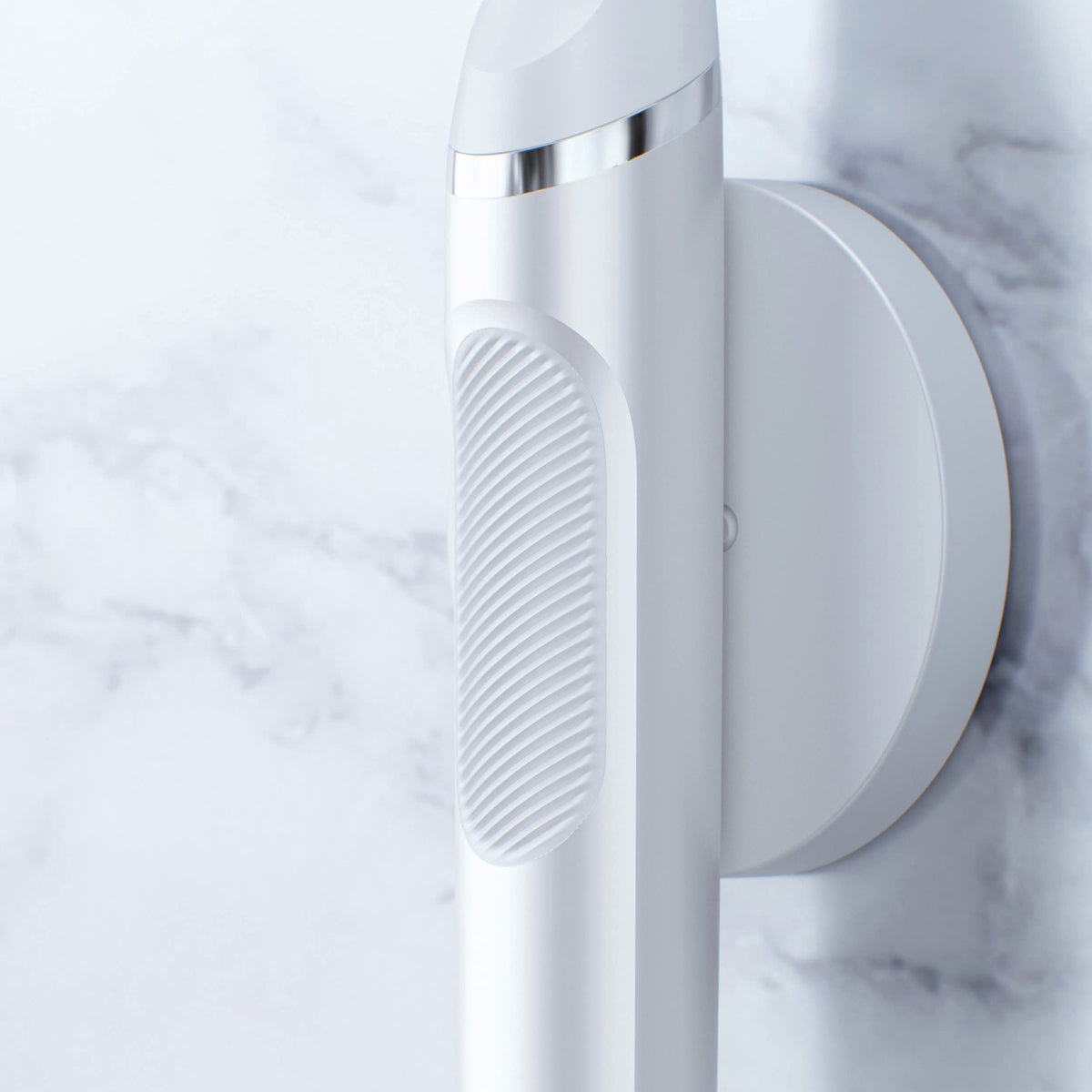 Oral-B Clic Toothbrush, Chrome White, with 1 Replaceable Brush Head and Magnetic Holder