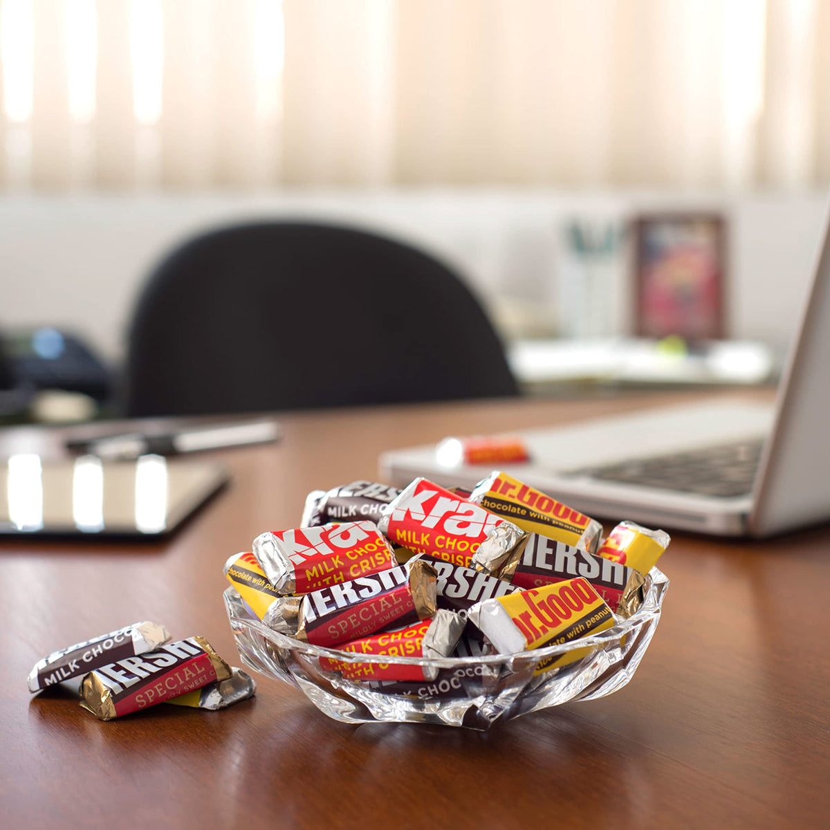 HERSHEY'S Miniatures Assorted Chocolate Candy Family Pack, 17.6 oz