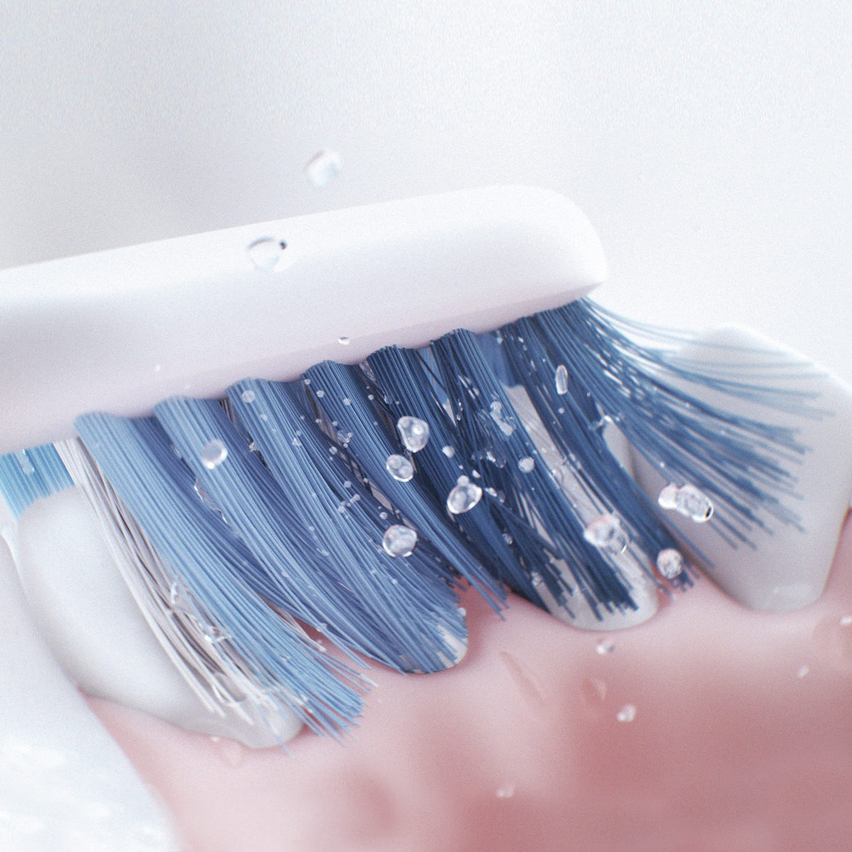 Oral-B Clic Toothbrush, Chrome White, with 1 Replaceable Brush Head and Magnetic Holder
