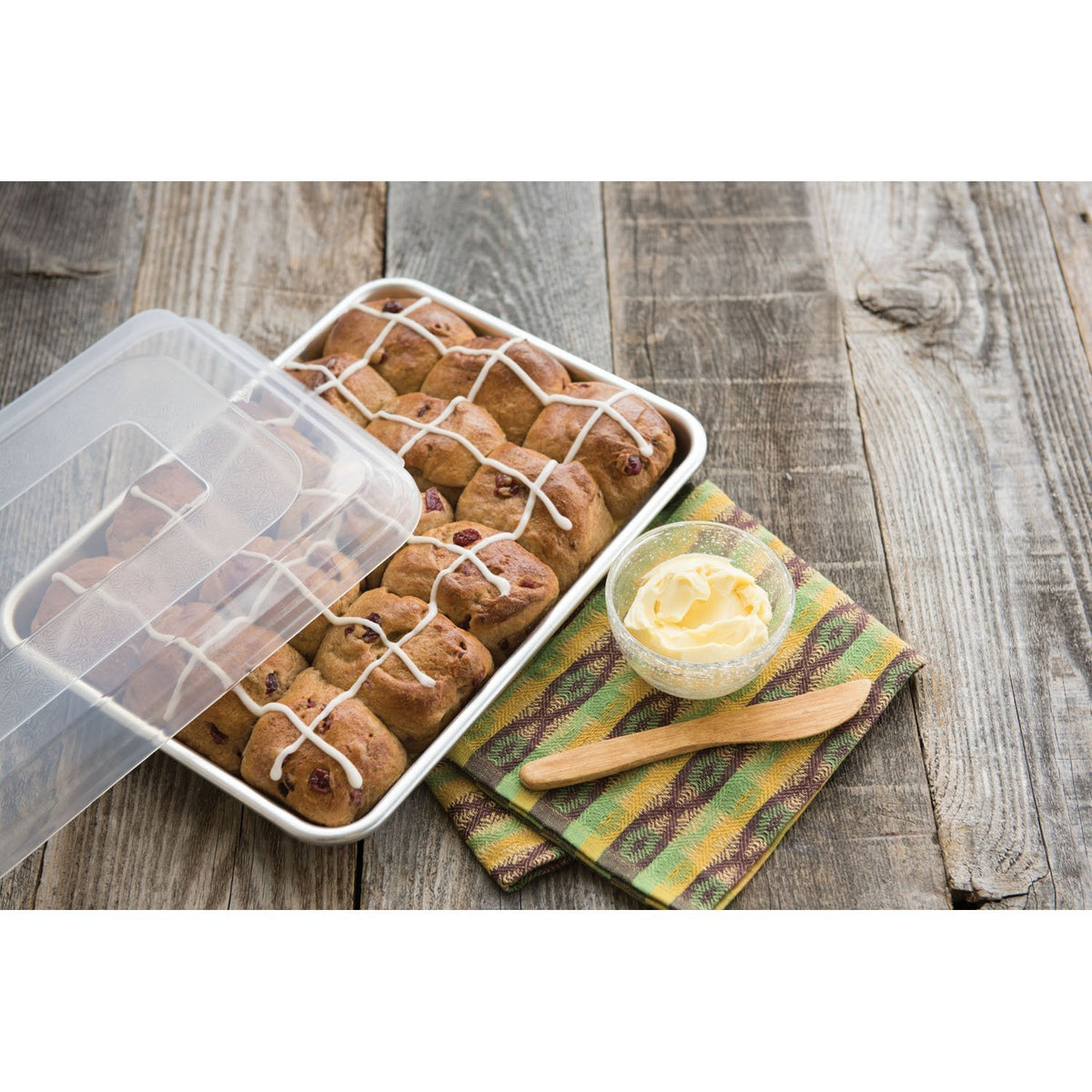 Nordic Ware Natural Aluminum Commercial Baker's Quarter Sheet with Lid