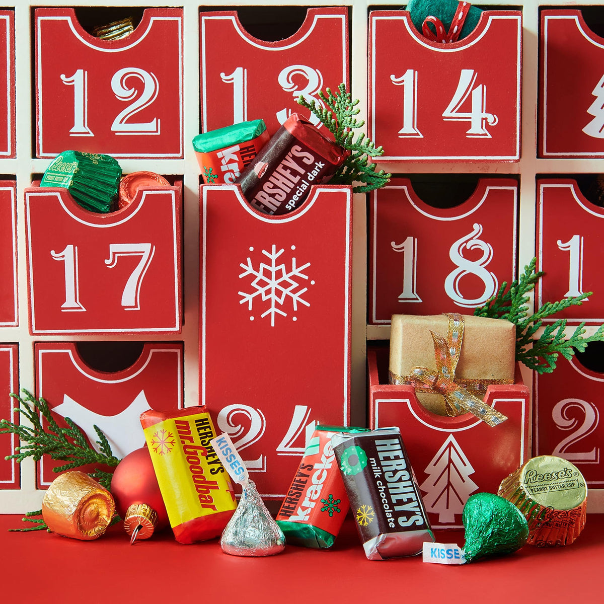 HERSHEY'S, REESE'S and ROLO Assorted Chocolate Flavored, Christmas Candy Bulk Bag, 34.2 oz